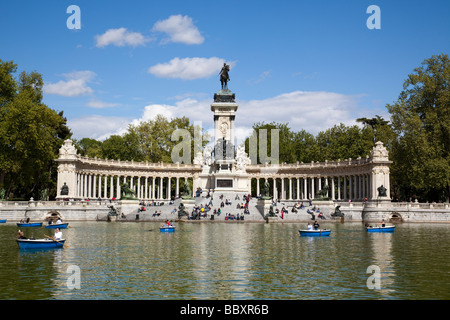 Gite in barca sul lago del Parco di Retiro Madrid Spagna Foto Stock