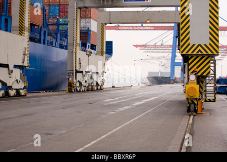 Base di un contenitore inveito gru portuale. Foto Stock