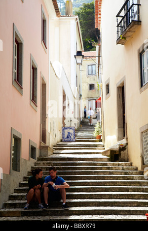 Strada di ciottoli, Sintra, città vecchia, Portogallo Foto Stock