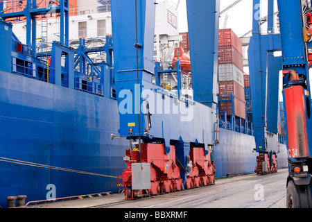 Base di un contenitore inveito gru portuale. Foto Stock