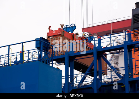 Una gru Post-Panamax scarica i contenitori ad un porto europeo. Foto Stock