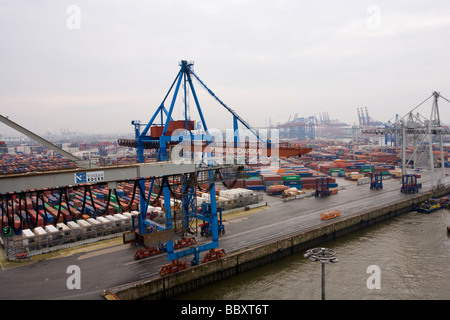 Una vista dall'alto della gru Post-Panamax lo scarico di container in un porto europeo. Foto Stock