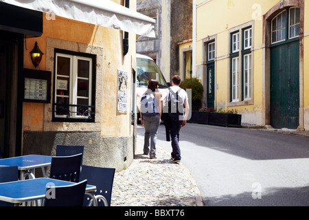 Strada di ciottoli, Sintra, città vecchia, Portogallo Foto Stock