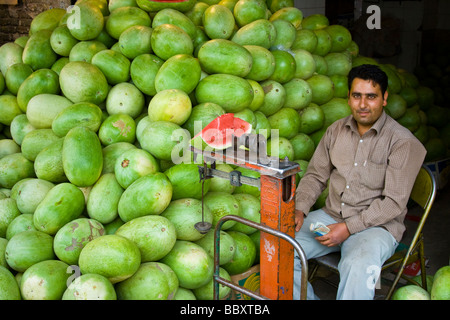 Venditore a vendere cocomeri di Kerman in Iran Foto Stock