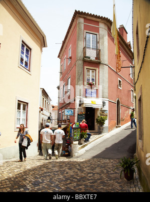 Strada di ciottoli, Sintra, città vecchia, Portogallo Foto Stock