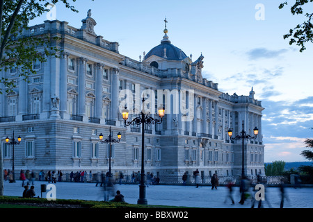 Royal Palace illuminato, Madrid Spagna Foto Stock