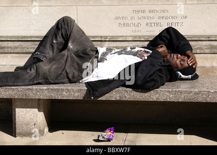 Senzatetto uomo dorme davanti a una chiesa a Manhattan Foto Stock