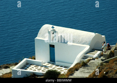 La cappella di Agios Ioannis o Katiforis sul bordo della caldera a Oia sull'isola greca di Santorini nel Mar Egeo Foto Stock