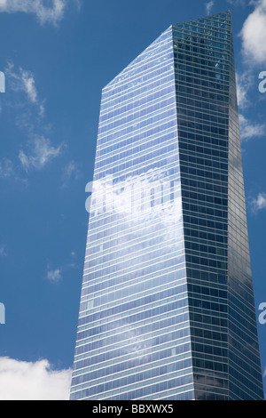 Le nuvole riflettono in Windows del grattacielo moderno, Madrid, Spagna Foto Stock