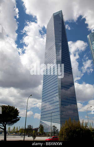 Le nuvole riflettono in Windows del grattacielo moderno, Madrid, Spagna Foto Stock
