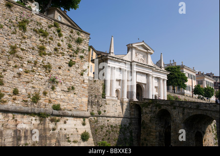 Arco di ingresso al centro storico di Bergamo, Italia Foto Stock