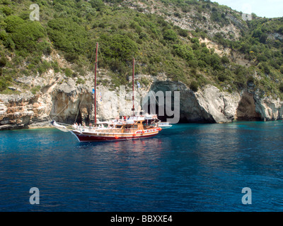 Tourist le navi a vela visitare grotte marine in Paxos grecia Foto Stock