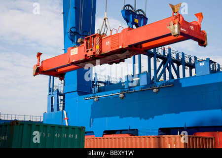 Chiudere un particolare di un contenitore porta gantry crane utilizzato per il sollevamento contenitori via nave e sulle procedure Dockside Wizard. Foto Stock