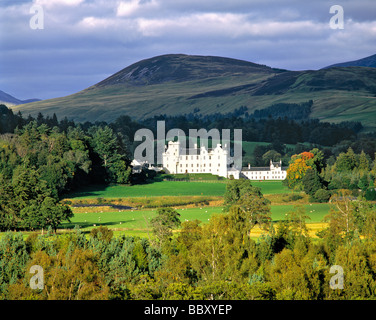 In un verde smeraldo di campo contro uno sfondo di colline heathered Blair Castle è spotlit dalla luce del sole in Tayside Scozia Scotland Foto Stock