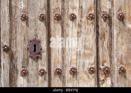 Dettaglio di weathered porta con serratura Foto Stock