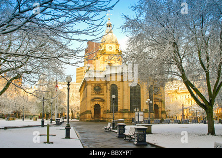 Philips St Cattedrale St Philips Square centro di Birmingham Inghilterra UK nella neve Foto Stock