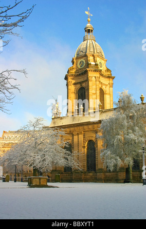 St Philips Cathedral, St Philips Square, il centro della città di Birmingham, Inghilterra, Regno Unito nella neve. Foto Stock