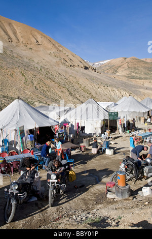 Pang villaggio tenda e motociclisti. Manali Leh road. Ladakh. India Foto Stock