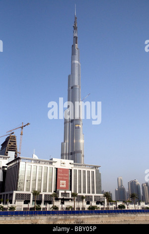 Al Burj Dubai, avvicinando il completamento nel Maggio 2009, mira ad essere più alte del mondo costruendo a 818 metri di altezza Foto Stock