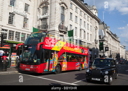 Gita turistica in autobus e taxi nero nel centro di Londra Foto Stock