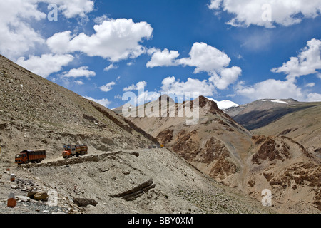Carrelli in Manali-Leh road. Taglang La pass (5328m). Ladakh. India Foto Stock
