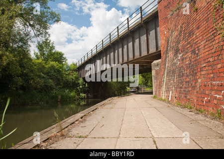 Ponte Ferroviario sul fiume Kennet vicino tori bloccare vicino a Newbury nel Berkshire REGNO UNITO Foto Stock