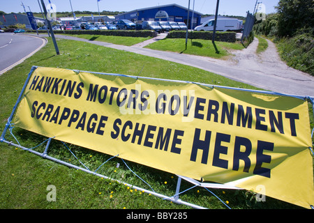 Un garage in Cornovaglia pubblicità il governo schema di rottamazione questo schema offre agli automobilisti £2000 agli scambi nella loro vecchia auto Foto Stock