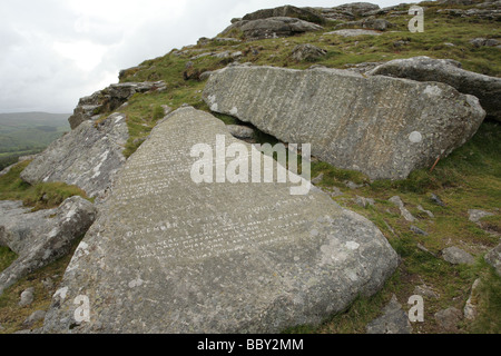 Dieci comandamento le pietre a Faro Buckand Dartmoor Devon, Inghilterra, Regno Unito. Le pietre sono in parte attraverso il processo di averlo ulteriormente tagliato hanno da muratori Foto Stock