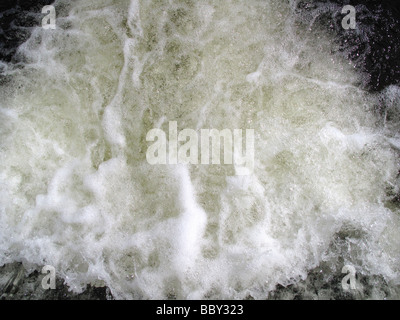 La formazione di schiuma di acqua a stramazzo Foto Stock