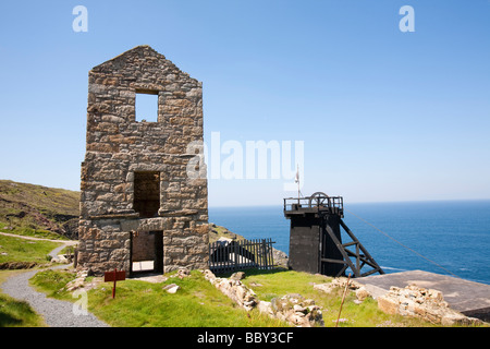 Il vecchio stagno Geevor mine vicino Pendeen Cornwalls sulla costa nord REGNO UNITO Foto Stock