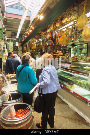 New York City USA il negozio di delicatessen Bronx Arthur Avenue mercato persone in attesa di essere servita Foto Stock