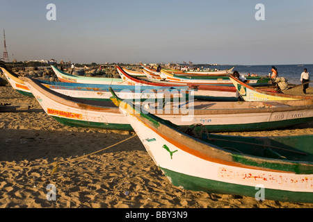 Una flotta di barche di pescatori sulla spiaggia di Marina di Chennai, India. La spiaggia è una destinazione popolare tra la gente del posto e turisti. Foto Stock