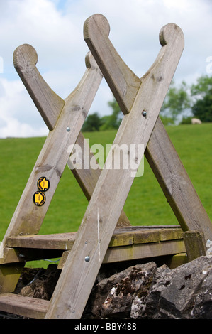 Stile in legno su stalattite parete su sentiero pubblico in Peak District Derbyshire Foto Stock