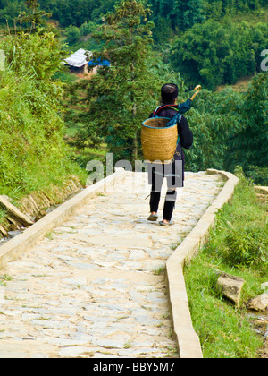 Persona dalla minoranza Dao passeggiate lungo il percorso a Cat Cat village Sapa regione Vietnam JPH0218 Foto Stock