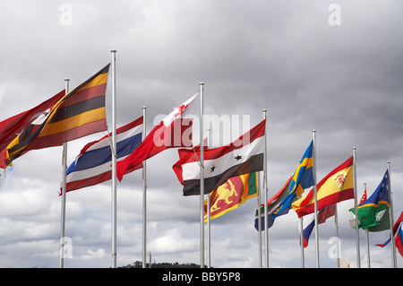 Bandiere internazionali L a R Uganda Thailandia Tonga Siria Sri Lanka Svezia Spagna Salomone è luogo del Commonwealth a Canberra in Australia Foto Stock