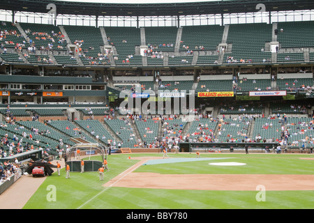 Motivi equipaggio preparare il campo da baseball per giocare al Rigogolo Park a Camden Yards Baltimore, Maryland Foto Stock