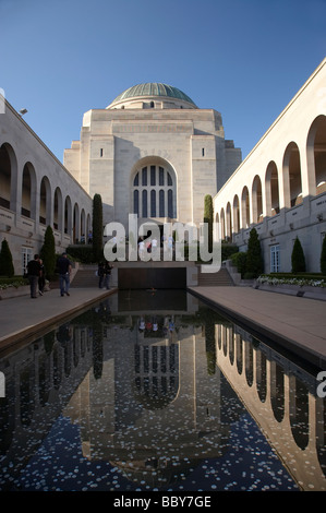 Pool di riflessione sul cortile commemorativa Australian War Memorial atto di Canberra Australia Foto Stock