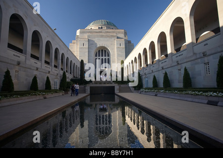 Pool di riflessione sul cortile commemorativa Australian War Memorial atto di Canberra Australia Foto Stock