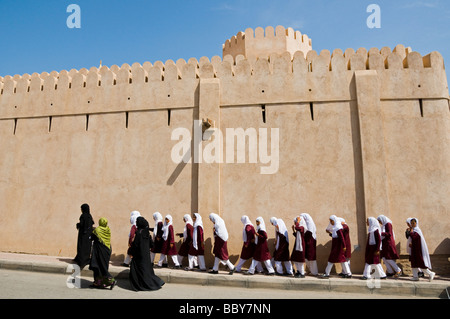 Studentesse in parte anteriore del Nizwa fort Sultanato di Oman Foto Stock