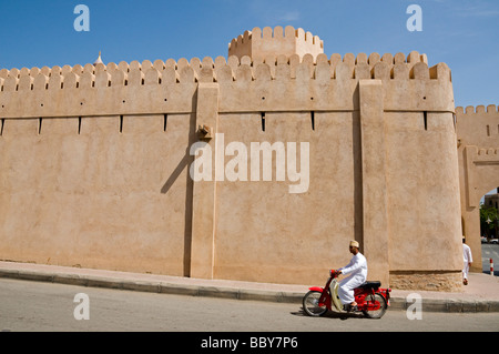 Scena di strada di fronte a Nizwa fort Oman Foto Stock