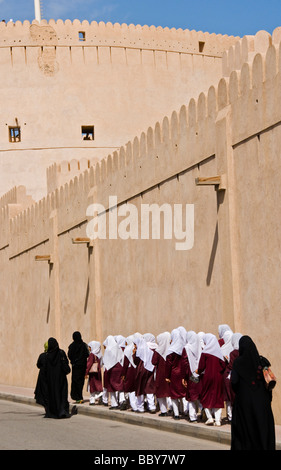 Studentesse in parte anteriore del Nizwa fort Sultanato di Oman Foto Stock