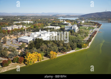 Galleria Nazionale dell'Australia Alta Corte di Australia a destra e Lago Burley Griffin atto di Canberra Australia antenna Foto Stock