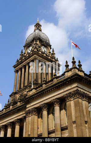 Bandiera di Saint George battenti da leeds municipio costruito nel 1858 progettato da cuthbert brodrick leeds Yorkshire Regno Unito Foto Stock