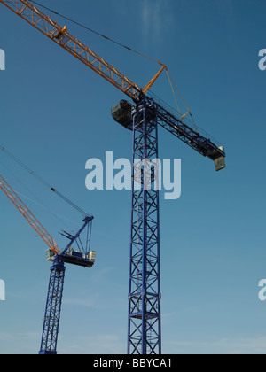 Due gru contro il cielo blu Foto Stock