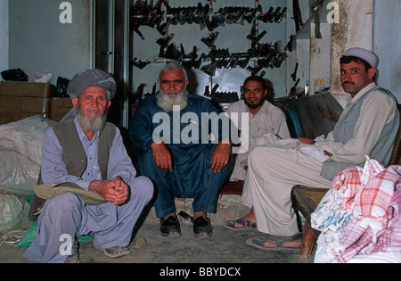 Il Pakistan N W Provincia di Frontiera del villaggio di Darra Adam Khel fabbrica a pistola Foto Stock