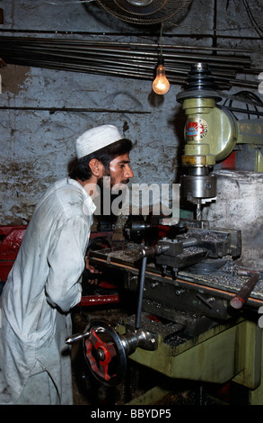 Il Pakistan N W Provincia di Frontiera del villaggio di Darra Adam Khel fabbrica a pistola Foto Stock