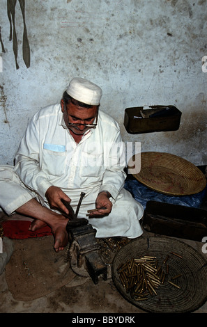 Il Pakistan N W Provincia di Frontiera del villaggio di Darra Adam Khel fabbrica a pistola Foto Stock