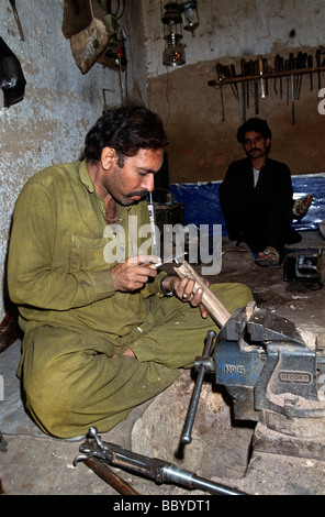 Il Pakistan N W Provincia di Frontiera del villaggio di Darra Adam Khel fabbrica a pistola Foto Stock