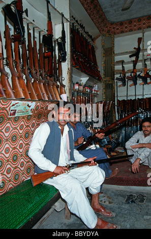 Il Pakistan N W Provincia di Frontiera del villaggio di Darra Adam Khel fabbrica a pistola Foto Stock