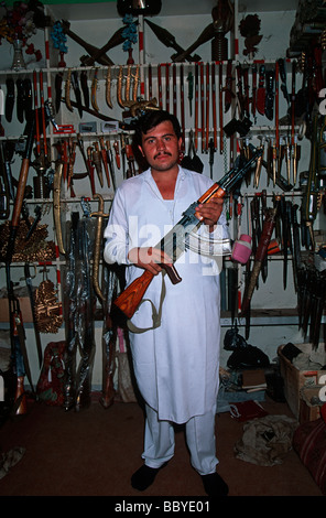 Il Pakistan N W Provincia di Frontiera del villaggio di Darra Adam Khel fabbrica a pistola Foto Stock